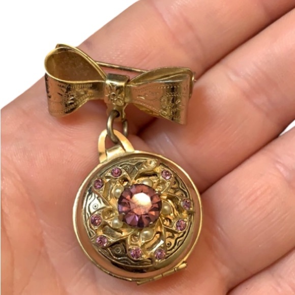 Vintage Coro Gold Plated Purple Crystal Rhinestone Bow Charm Locket Brooch - Picture 5 of 5